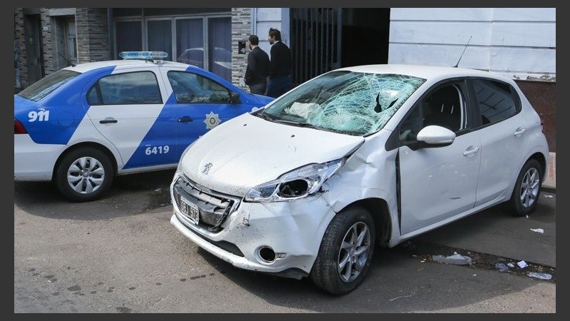 El Peugeot 208 blanco tras el impacto fatal en la madrugada del domingo  21 de agosto.