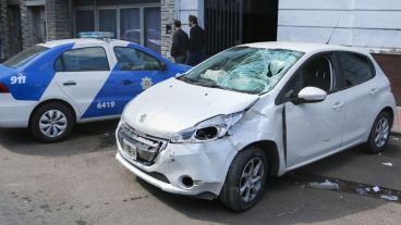 El Peugeot 208 blanco tras el impacto fatal en la madrugada del domingo  21 de agosto.