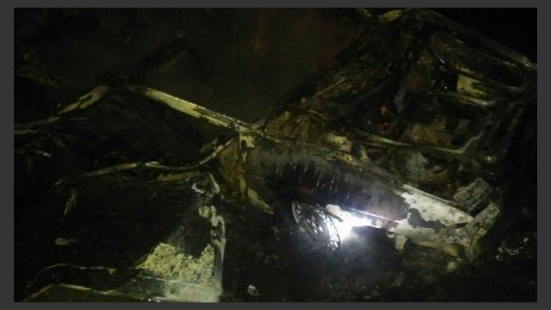 Así quedó el auto luego de la explosión.