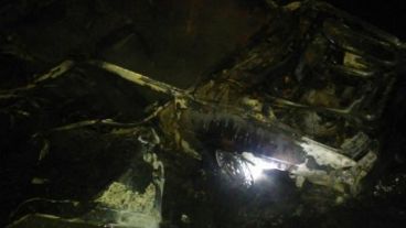 Así quedó el auto luego de la explosión.