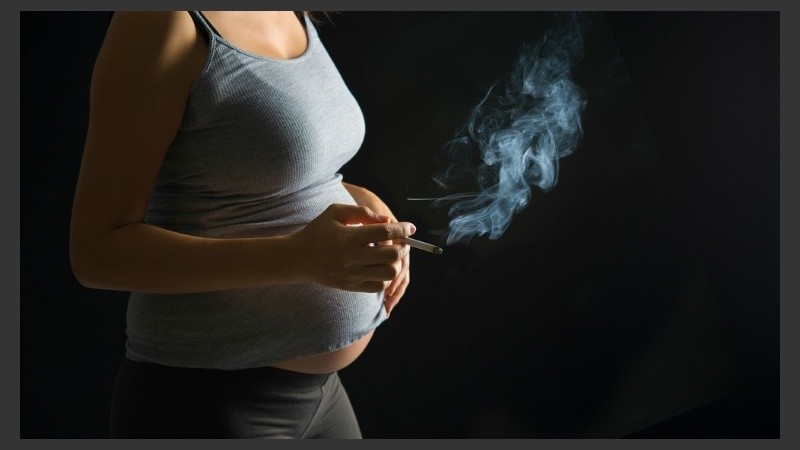 Una abuela que ha sido fumadora podría marcar a nivel celular a su nieta.