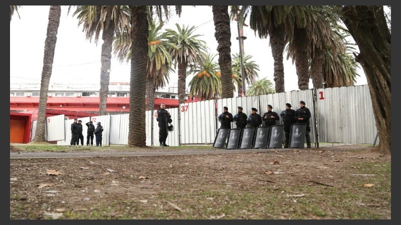 Policías en todos los accesos al Coloso Marcelo Bielsa.