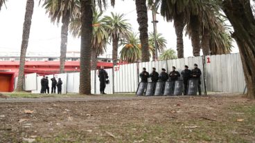 Policías en todos los accesos al Coloso Marcelo Bielsa.