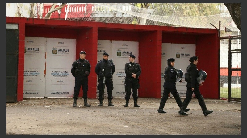Policías en todos los accesos al Coloso Marcelo Bielsa.