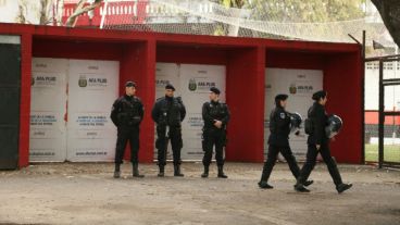 Policías en todos los accesos al Coloso Marcelo Bielsa.