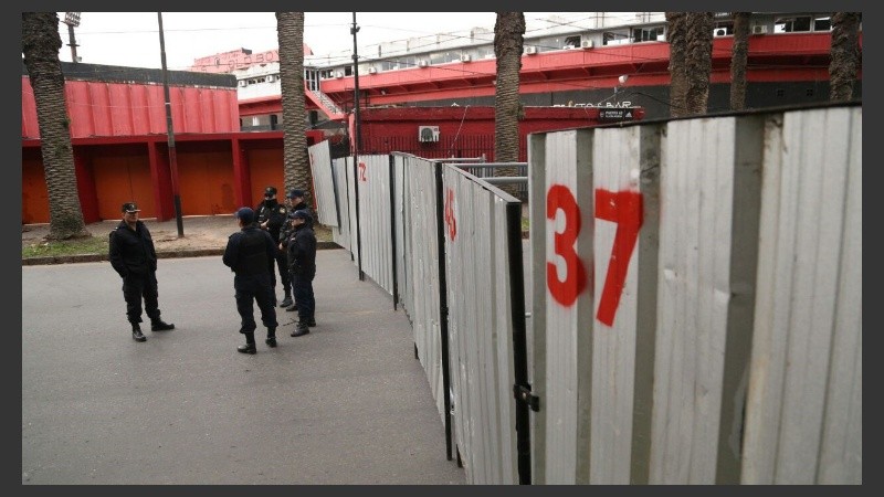 Policías en todos los accesos al Coloso Marcelo Bielsa.