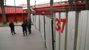 Policías en todos los accesos al Coloso Marcelo Bielsa.