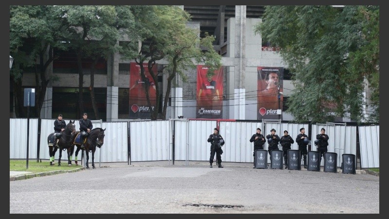 Policías en todos los accesos al Coloso Marcelo Bielsa.