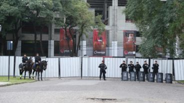 Policías en todos los accesos al Coloso Marcelo Bielsa.