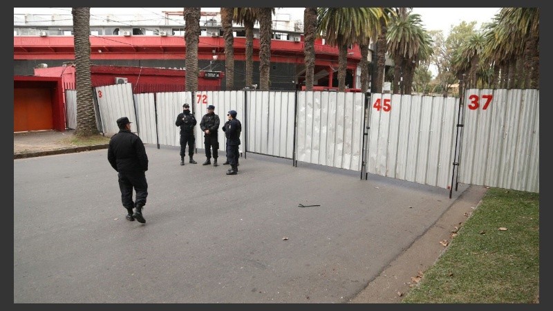 Policías en todos los accesos al Coloso Marcelo Bielsa.