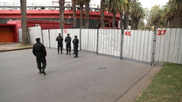 Policías en todos los accesos al Coloso Marcelo Bielsa.