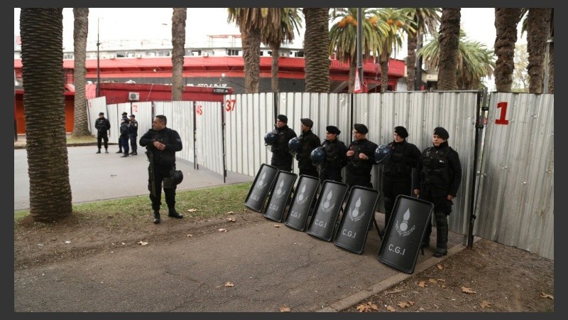 Policías en todos los accesos al Coloso Marcelo Bielsa.