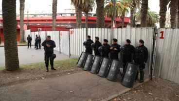 Policías en todos los accesos al Coloso Marcelo Bielsa.