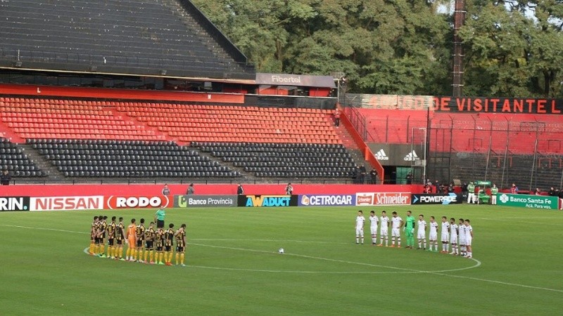 Tribunas vacías por la sanción y el minuto de silencio de los jugadores.