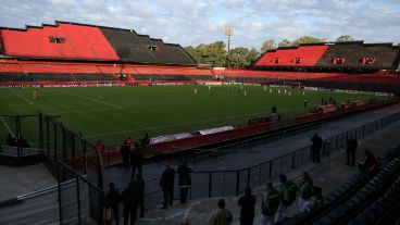 Newell's viene de derrotar 2 a 1 a Arsenal en la reanudación del torneo.