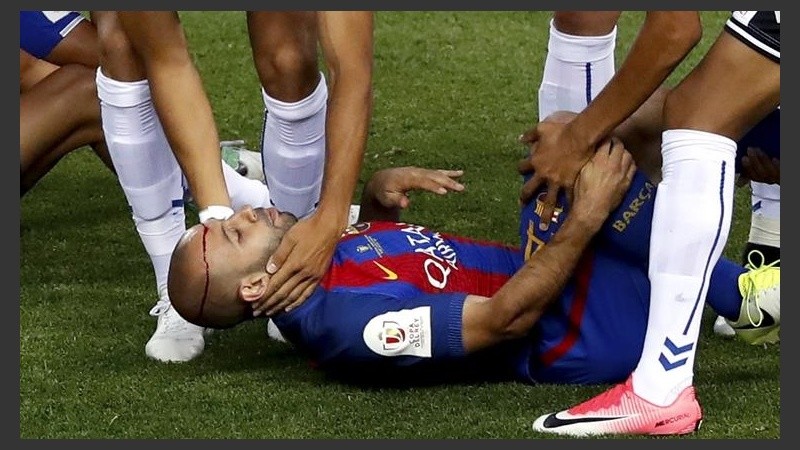 Mascherano se lastimó al comenzar la final de la Copa del Rey.