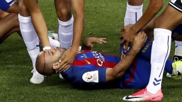 Mascherano se lastimó al comenzar la final de la Copa del Rey.