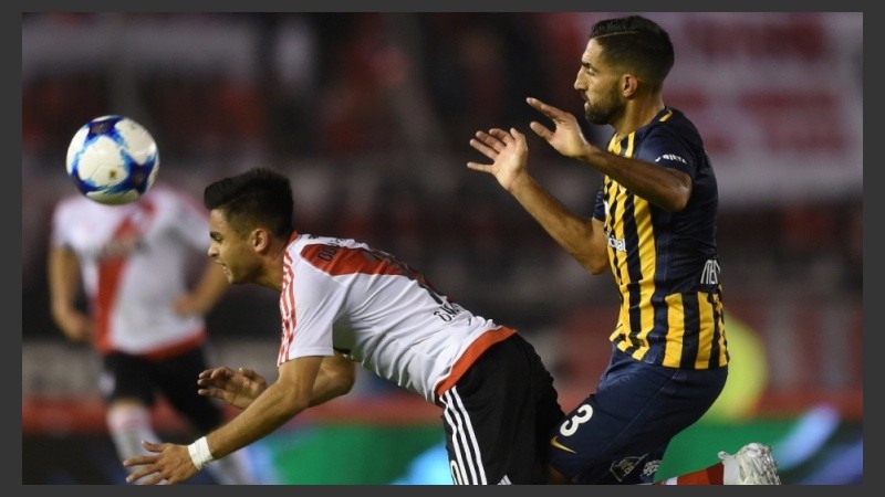 Menosse marca a Martínez.