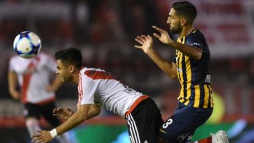 Menosse marca a Martínez.