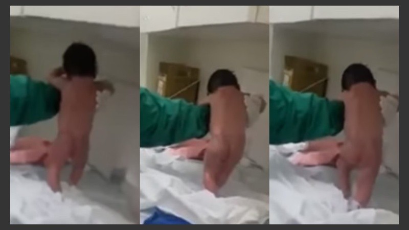 A pocos minutos de nacer un bebé dio sus primeros pasos. 