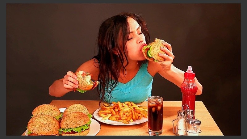 La estimulación directa de las neuronas glutamatérgicas en el núcleo paraventricular del tálamo reduce la ingesta de alimentos.