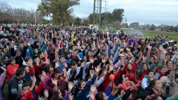 Una gran cantidad de gente se acercó al predio del ferrocarril para disfrutar de los recitales.
