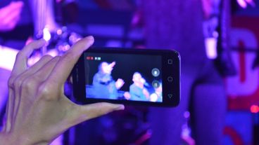 Un celular graba el recital de Amapola.