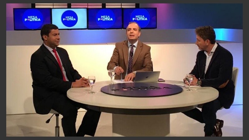 Una mesa política y de tenso debate anoche, por El Tres. 