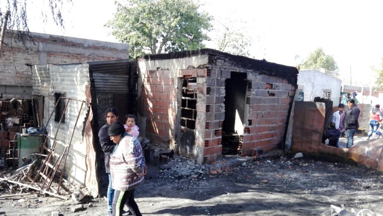 Una familia de Empalme Graneros perdió todo en un incendio y ... - Rosario3.com (Comunicado de prensa)