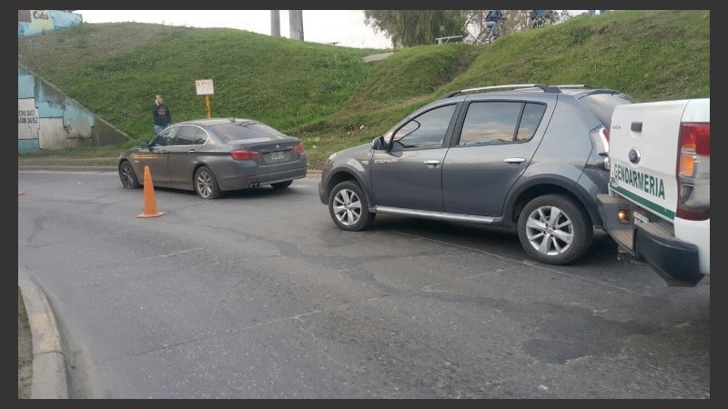 El BMW (izquierda) recibió seis impactos de bala en Pueblo Nuevo.