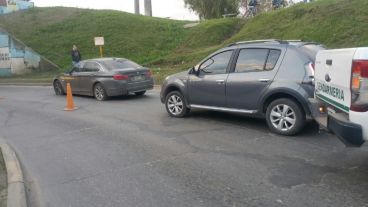 El BMW (izquierda) recibió seis impactos de bala en Pueblo Nuevo.