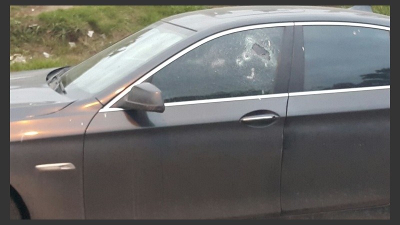 El BMW recibió seis impactos de bala en Pueblo Nuevo.
