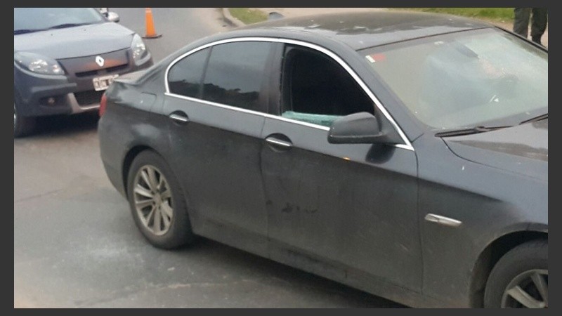 El BMW recibió seis impactos de bala en Pueblo Nuevo.