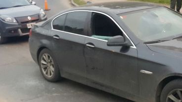 El BMW recibió seis impactos de bala en Pueblo Nuevo.
