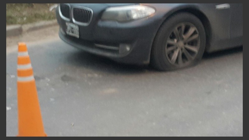 El BMW recibió seis impactos de bala en Pueblo Nuevo.