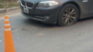 El BMW recibió seis impactos de bala en Pueblo Nuevo.