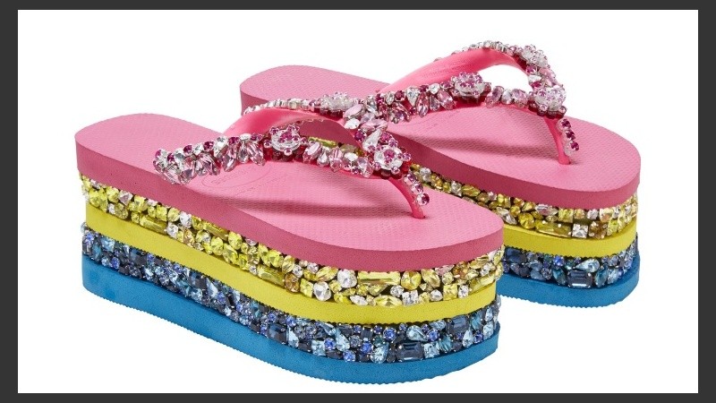 El diseño de Mary Katrantzou es una de las tantas propuestas de la colección solidaria de Havaianas.