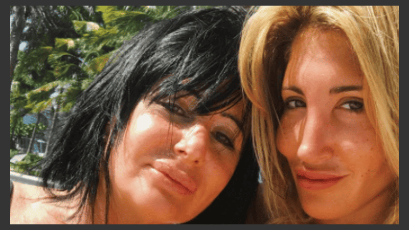 Madre e hija cortadas por la misma tijera. 