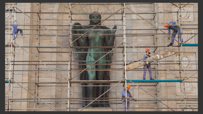 Obreros comenzaron a trabajar en el armado de los andamios.
