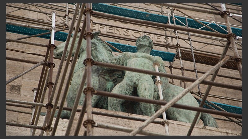 Entre andamios. Así luce parte del Monumento.