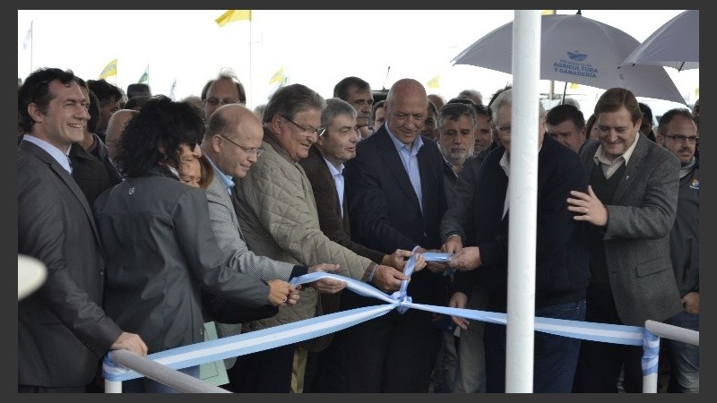El corte de cintas por parte de las autoridades.