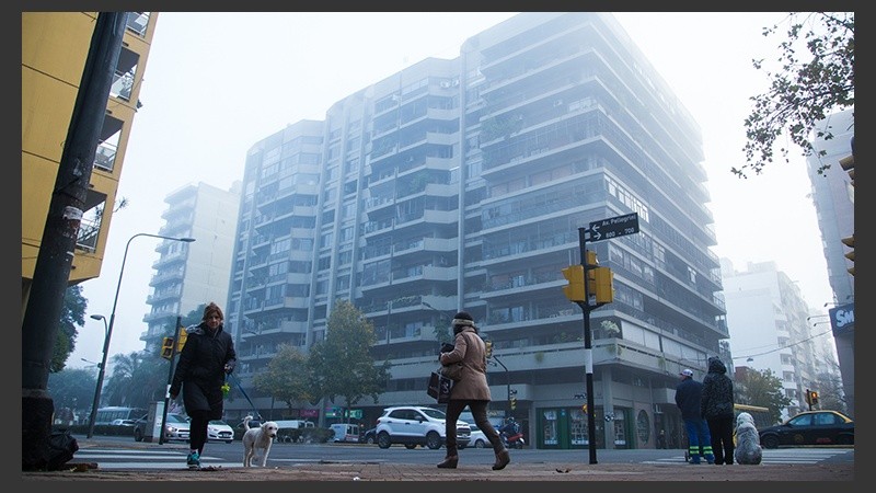 La niebla esconde partes de la ciudad. 