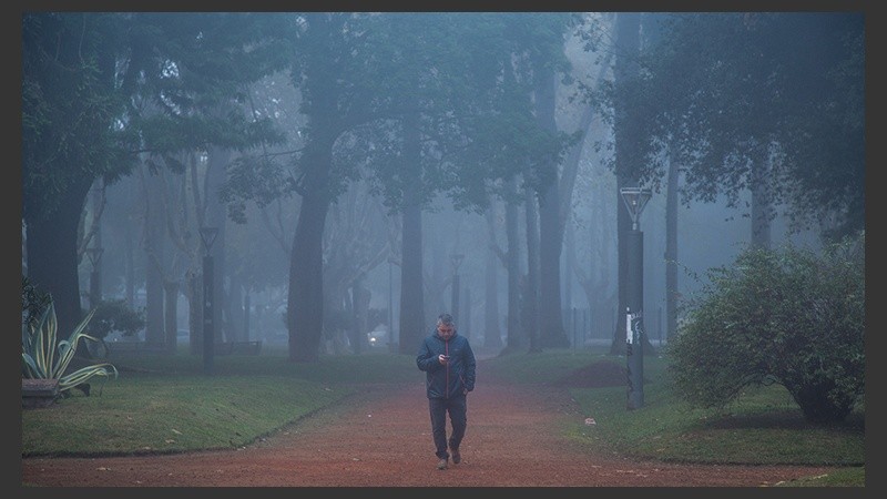 La niebla esconde partes de la ciudad. 