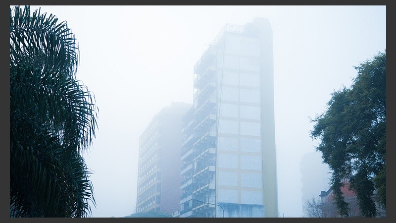 La niebla esconde partes de la ciudad. 