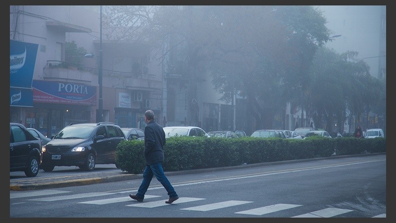 La niebla esconde partes de la ciudad. 