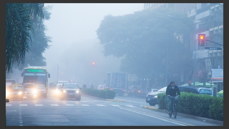 La niebla esconde partes de la ciudad. 