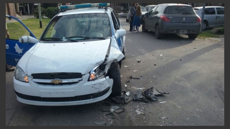 Así quedó el patrullero tras el choque.