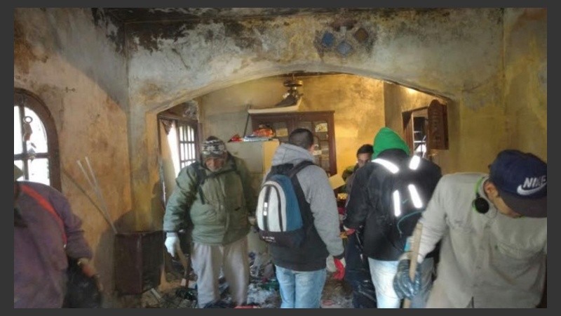 Personal de las áreas de control municipal intervino en la casa ubicada en pasaje Homero al 8.200.