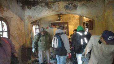 Personal de las áreas de control municipal intervino en la casa ubicada en pasaje Homero al 8.200.