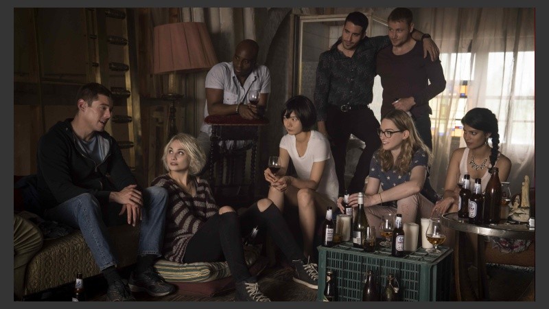 Sense8 narra la historia de 8 personas conectadas emocional y mentalmente. 